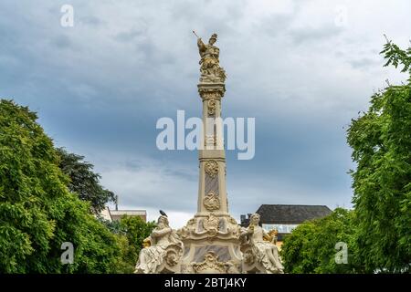 Rokokobrunnen Sankt Georgsbrunnen auf dem Kornmarkt in Trier, Rheinland-Pfalz, Deutschland  | Saint George`s Fountain on Kornmarkt in Trier, Rhineland Stock Photo